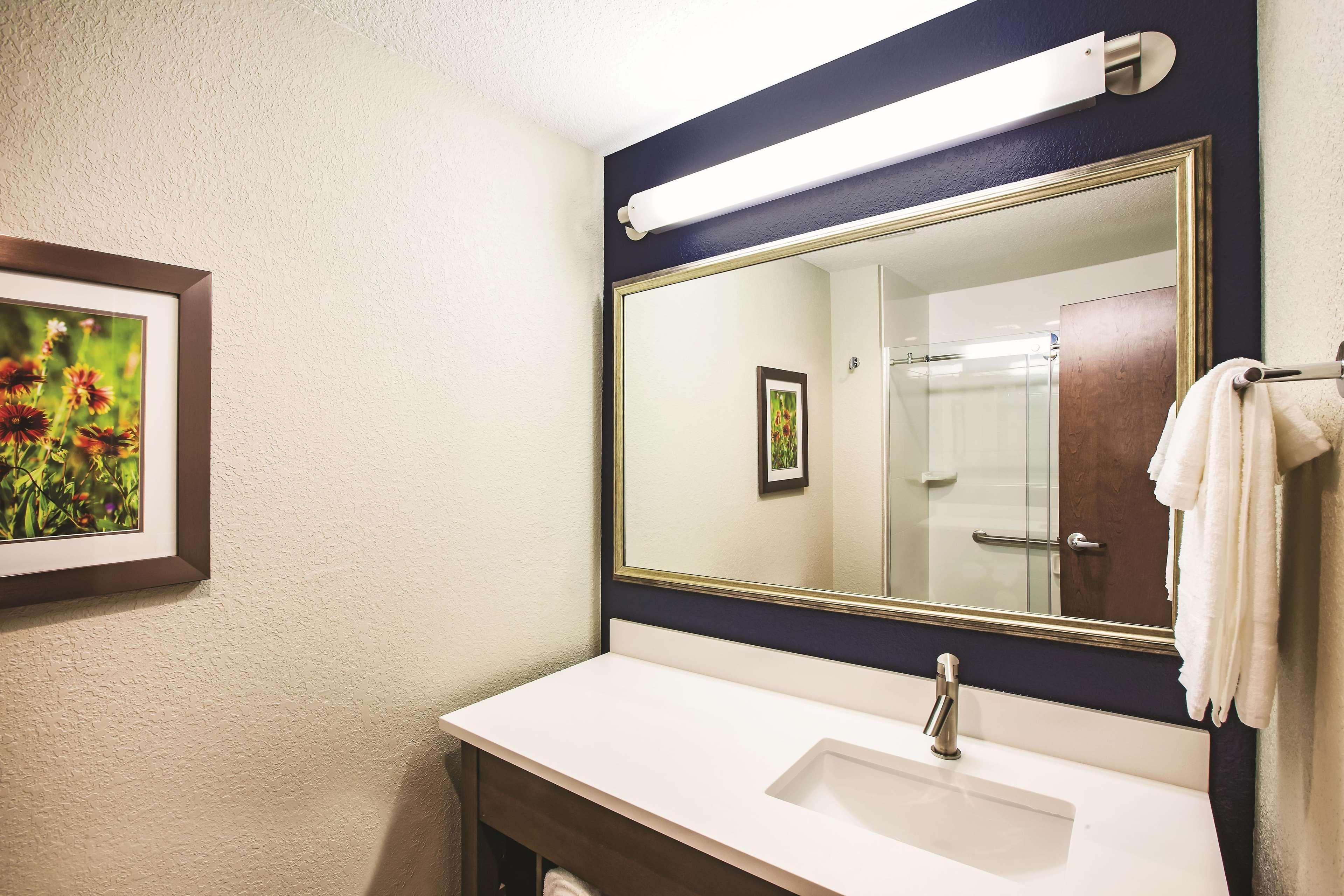 La Quinta By Wyndham Wichita Northeast Hotell Exteriör bild