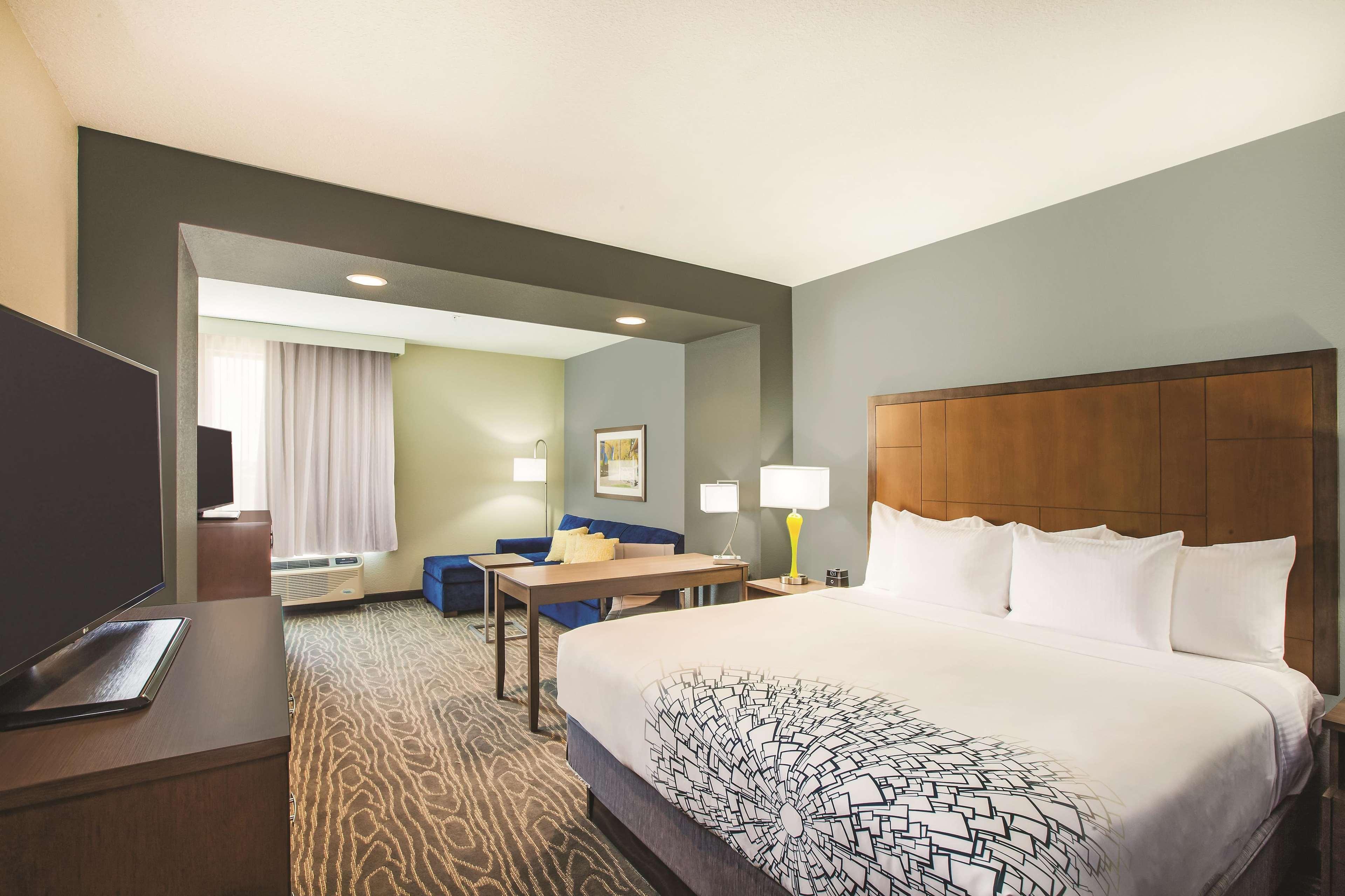 La Quinta By Wyndham Wichita Northeast Hotell Exteriör bild