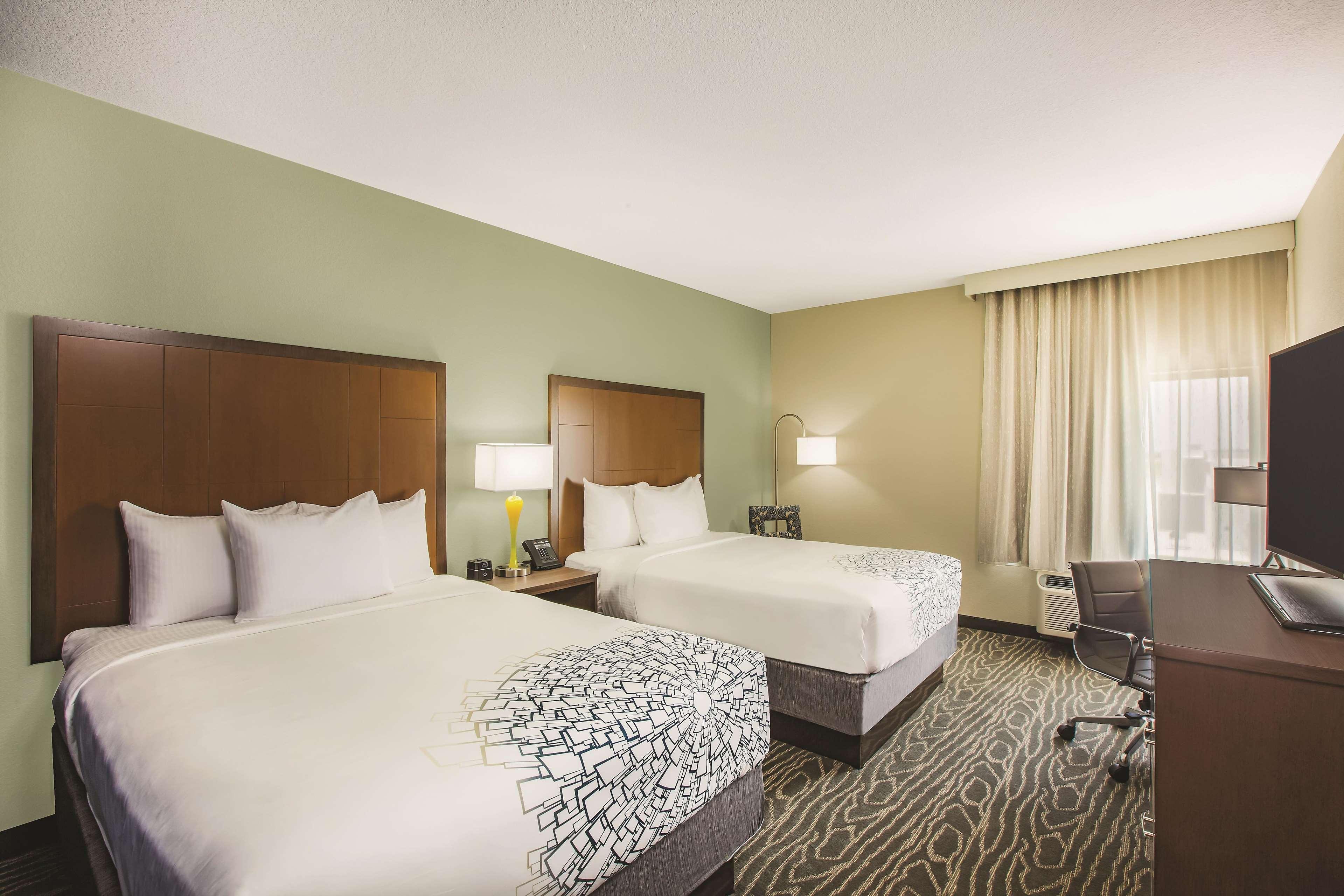 La Quinta By Wyndham Wichita Northeast Hotell Exteriör bild