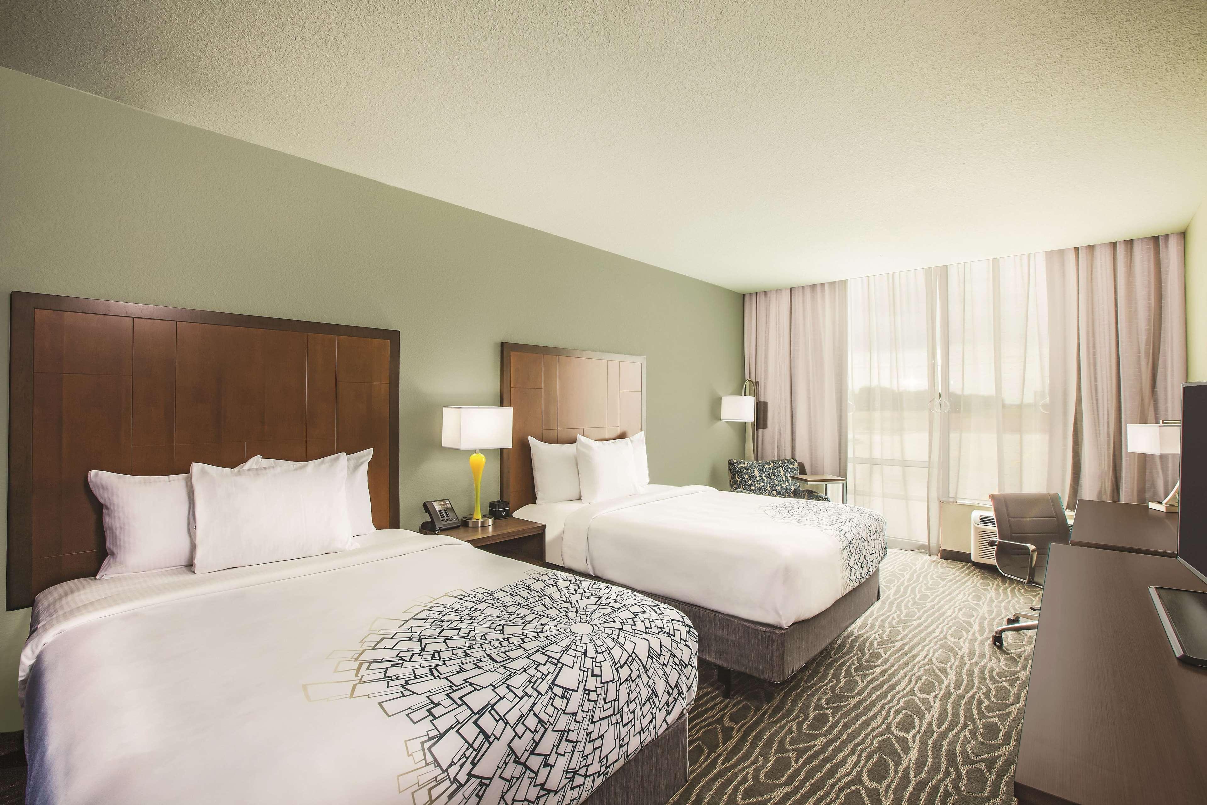 La Quinta By Wyndham Wichita Northeast Hotell Exteriör bild
