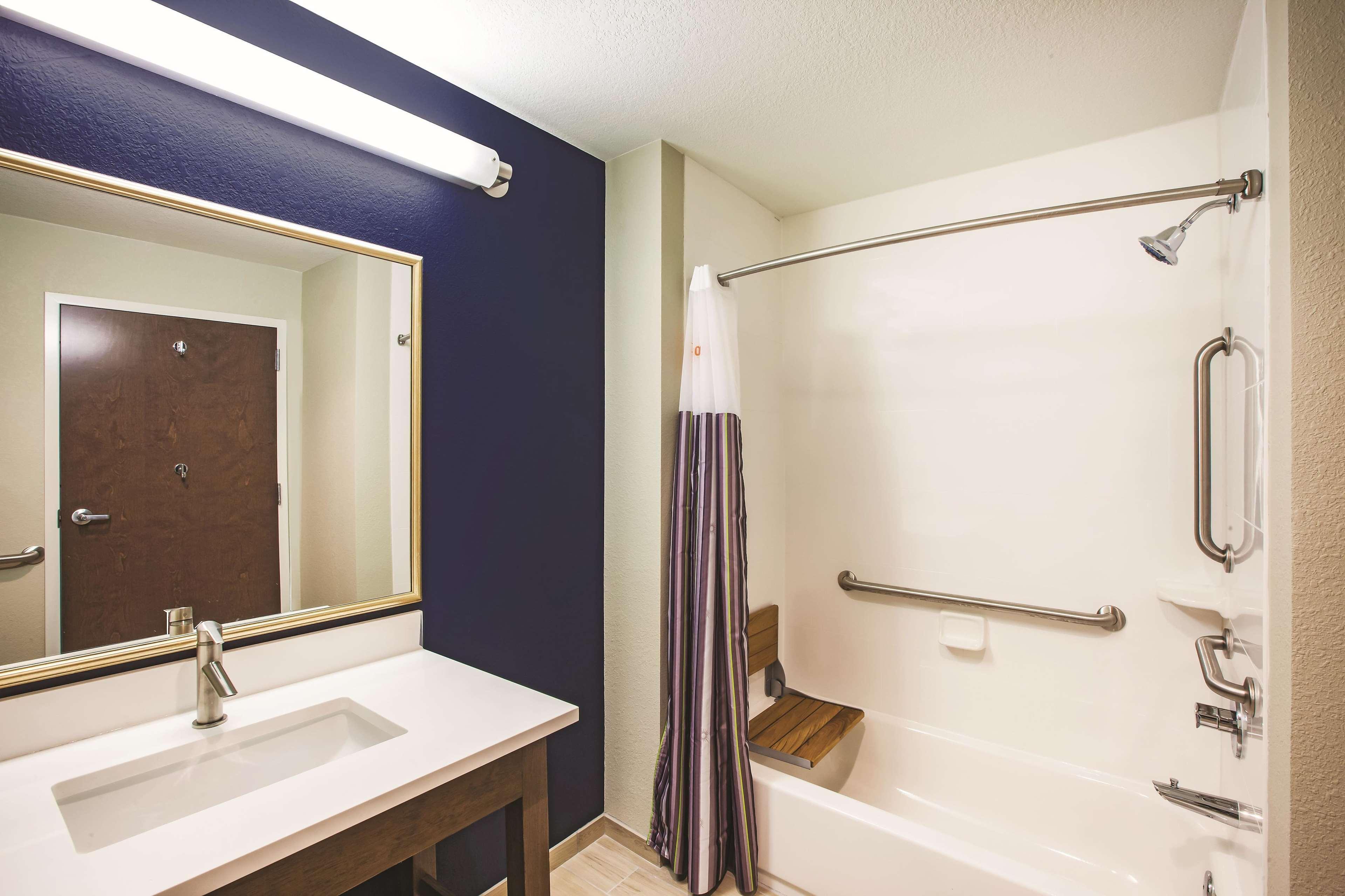 La Quinta By Wyndham Wichita Northeast Hotell Exteriör bild