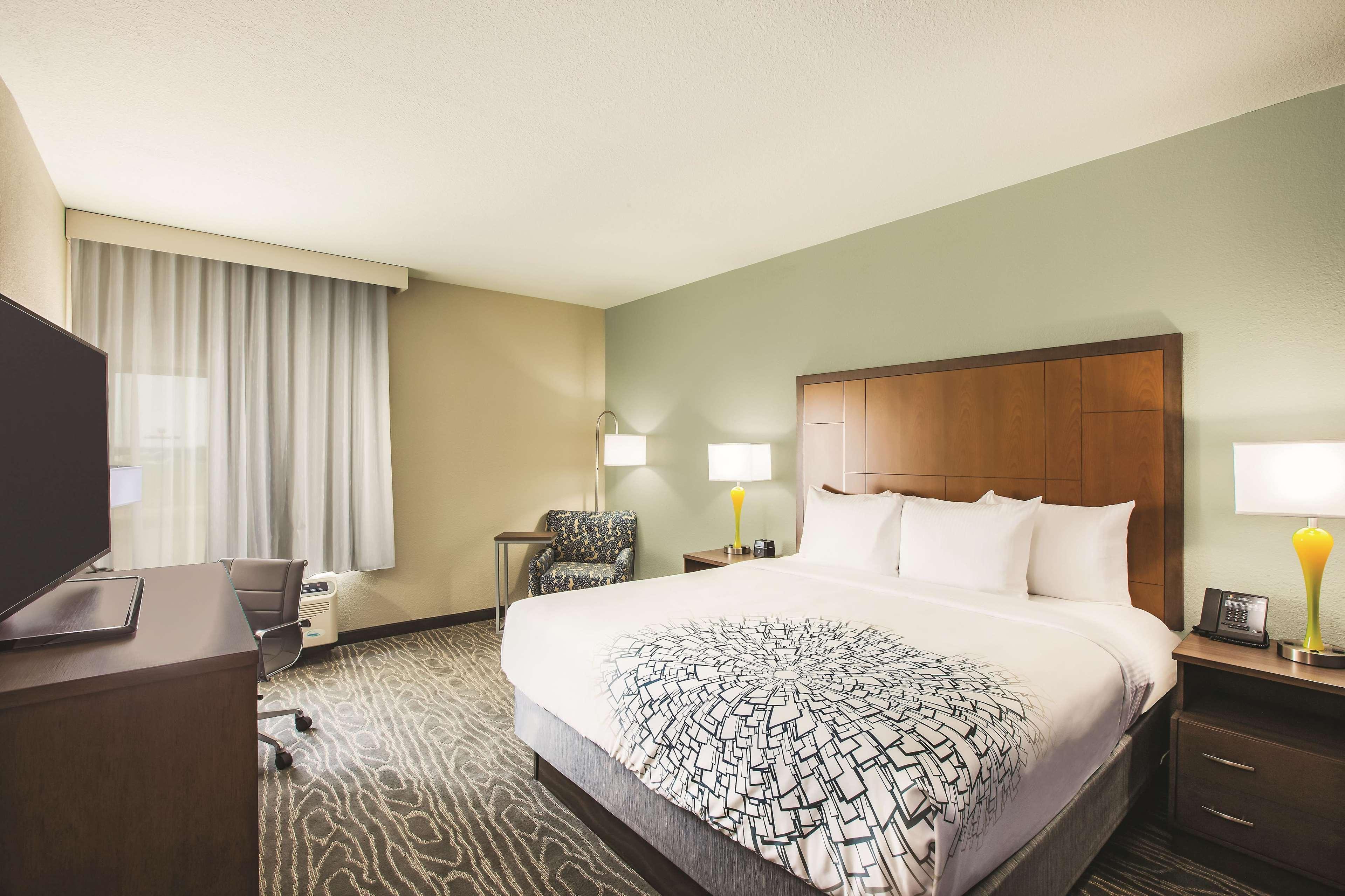 La Quinta By Wyndham Wichita Northeast Hotell Exteriör bild
