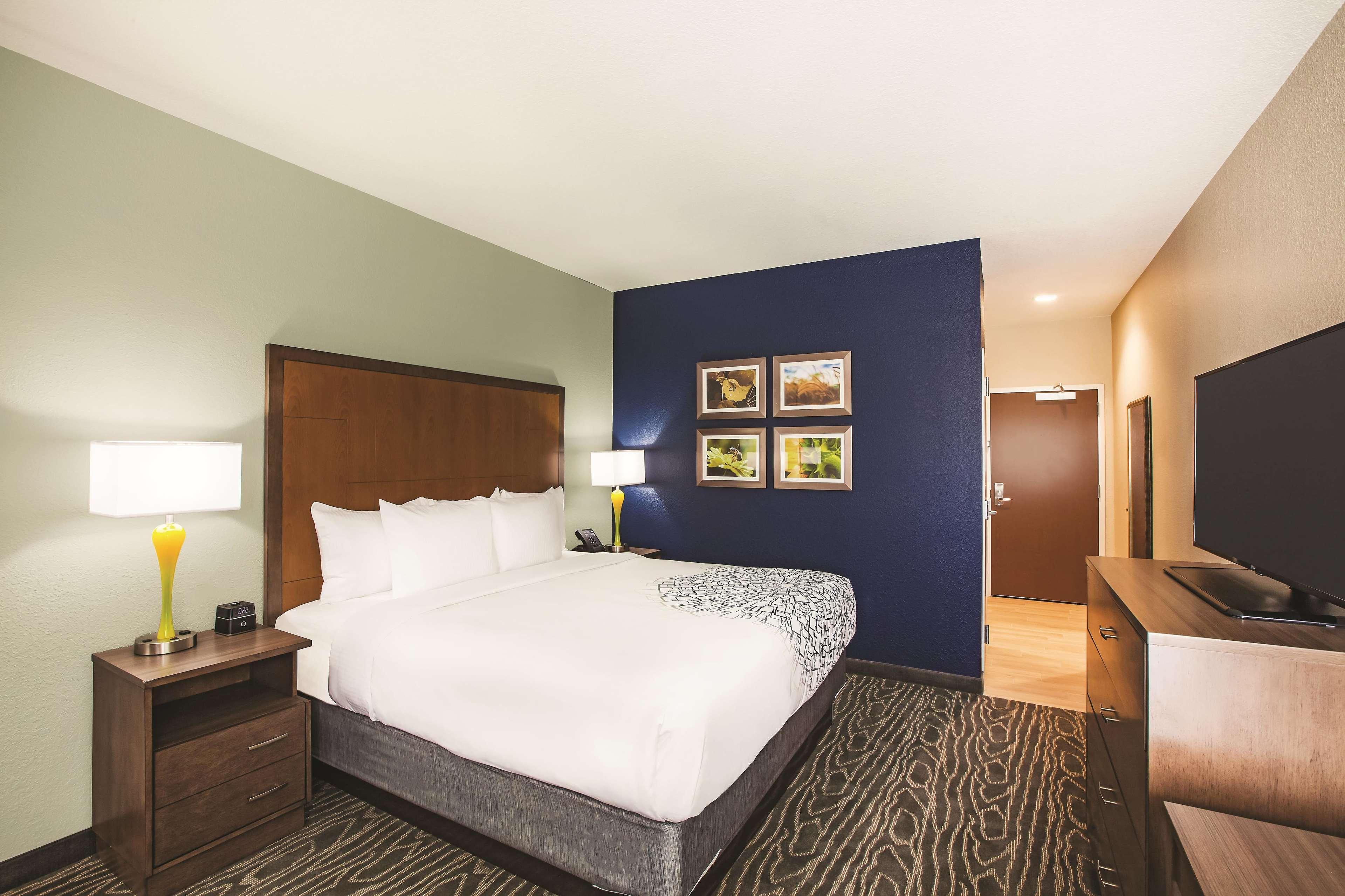 La Quinta By Wyndham Wichita Northeast Hotell Exteriör bild