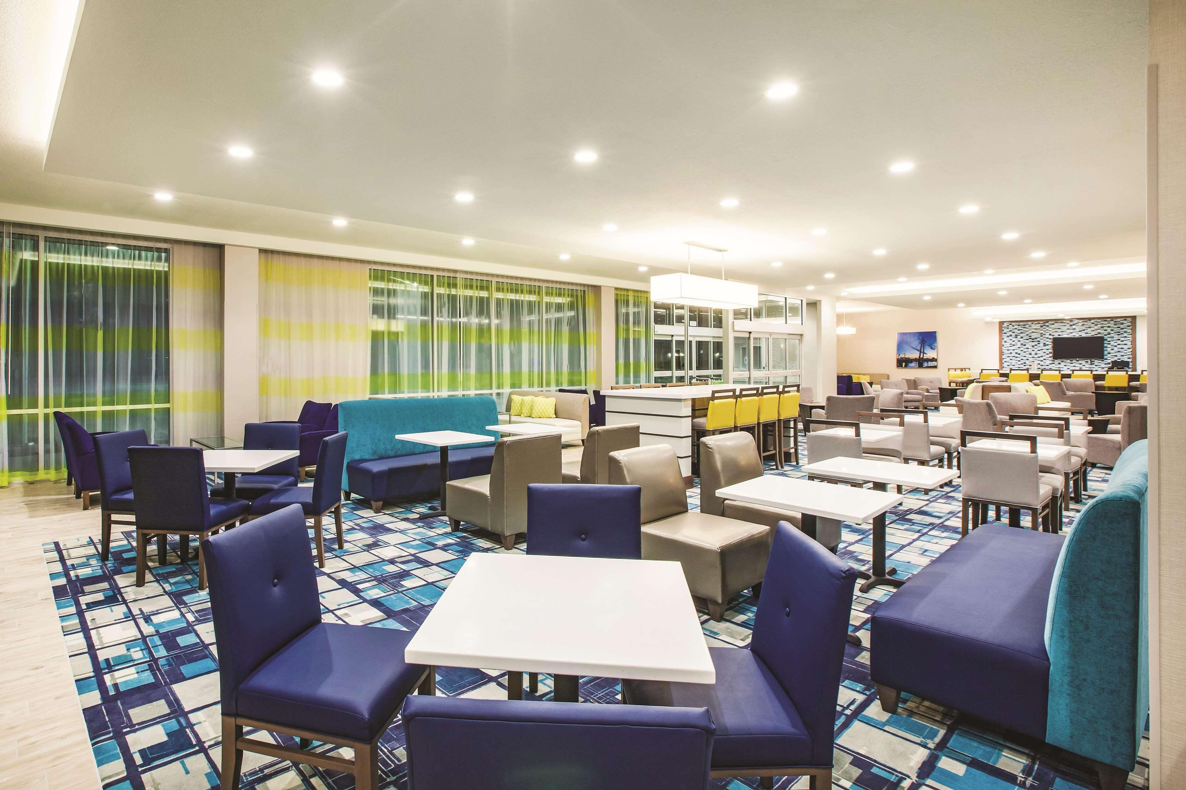 La Quinta By Wyndham Wichita Northeast Hotell Exteriör bild