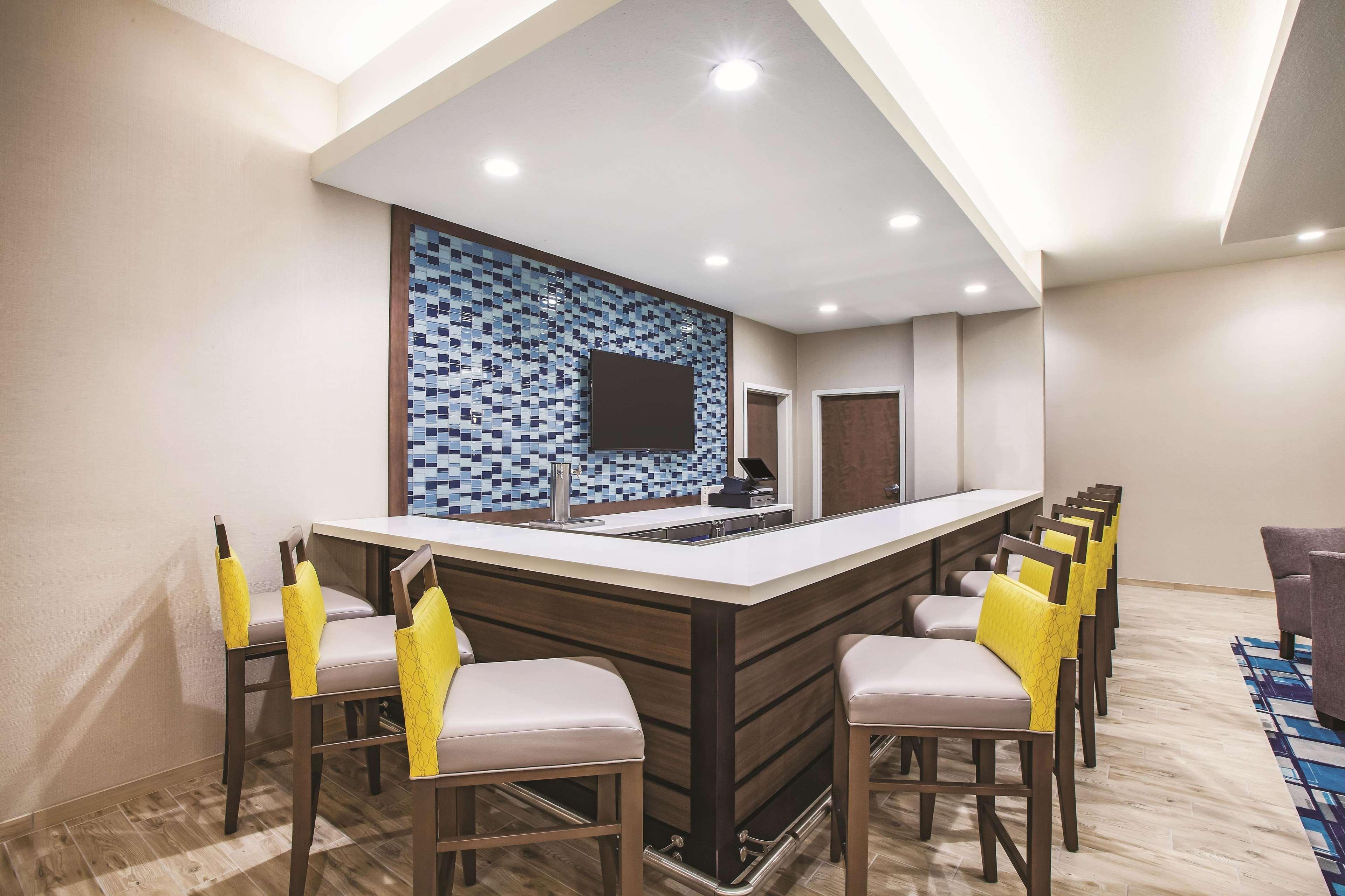 La Quinta By Wyndham Wichita Northeast Hotell Exteriör bild